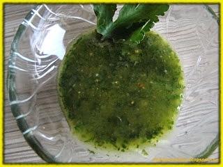 Sos pietruszkowy z pistacjami i czosnkiem