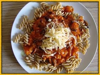 Makaron w sosie pomidorowym z brzoskwiniami i czerwoną fasolą