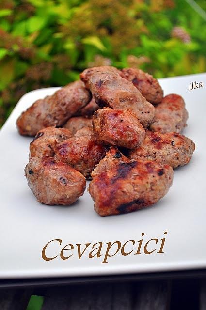 Ćevapčići - mięso mielone z Bałkanów grillowane i podawane z ajvarem