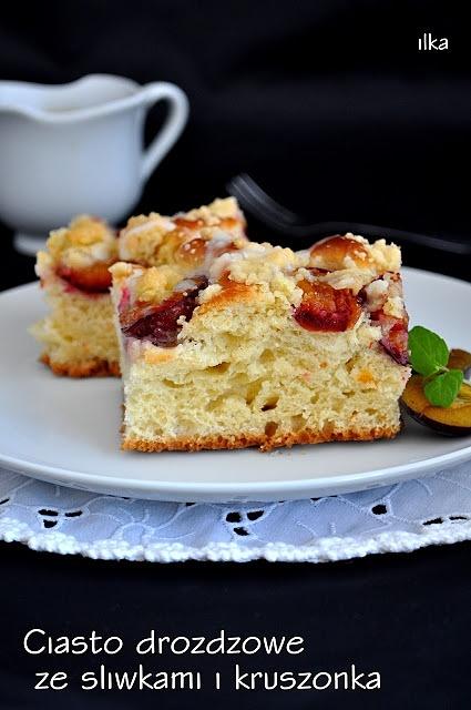 Ciasto drożdżowe ze śliwkami i kruszonką