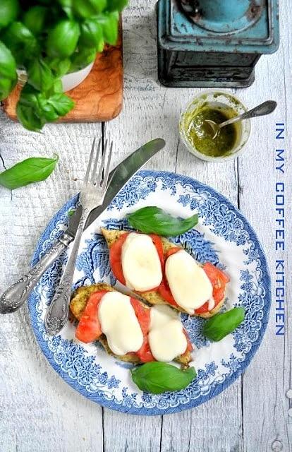 Kurczak w pesto z pomidorem i mozzarellą