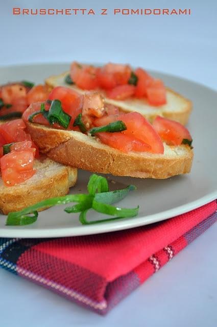 Bruschetta z pomidorami i bazylią