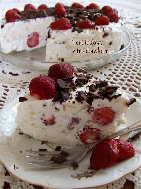 Tort lodowy z truskawkami