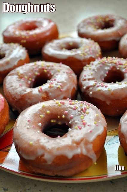 Doughnuts – amerykańskie pączki z lukrem lub czekoladą