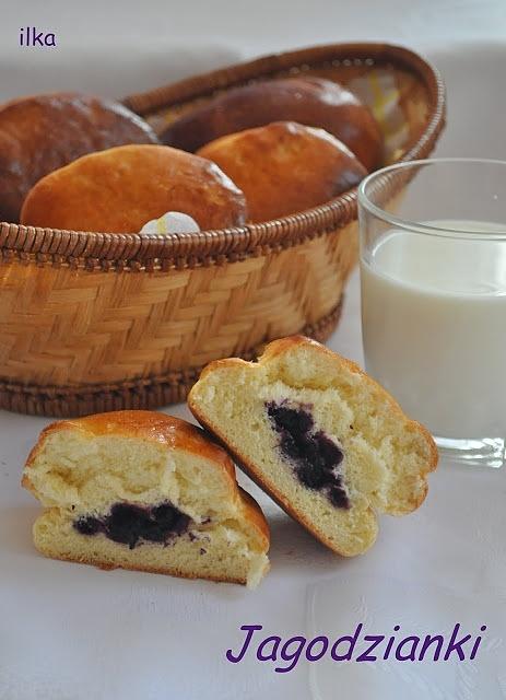 Jagodzianki z drożdżowego ciasta z serem i jagodami