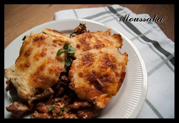 Moussaka - grecka zapiekanka z mięsem mielonym i bakłażanem