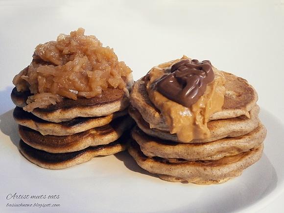 Korzenne pancakes z masłem orzechowym jabłkami i czekoladką adwentową