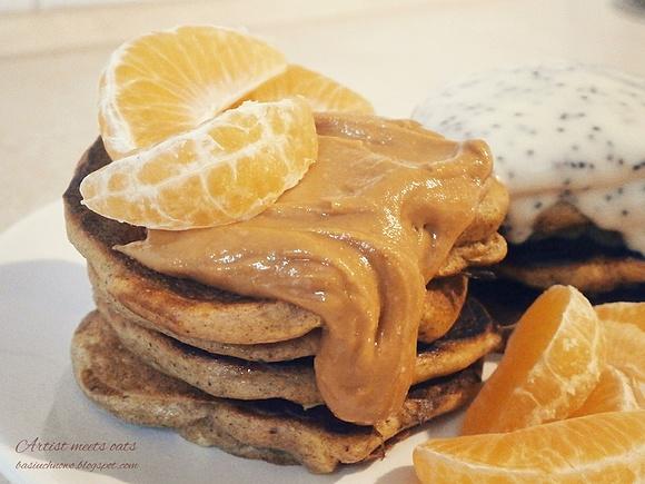 Korzenne pancakes z jabłkiem, masłem orzechowym i mandarynką