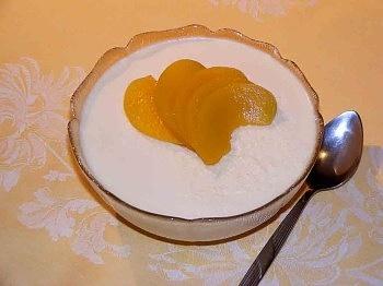 Deser ptasie mleczko brzoskwiniowe na jogurcie naturalnym