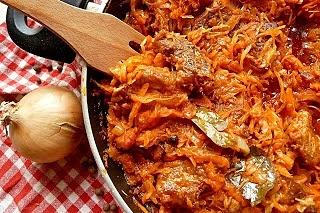 Karkówka duszona w kiszonej kapuście