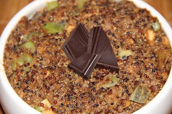 Quinoa trójkolorowa z nasionami chia bananem kiwi figami i czekoladą