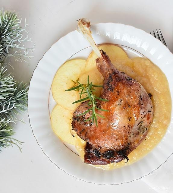 Gęsie udka w cydrze na jabłkowym puree