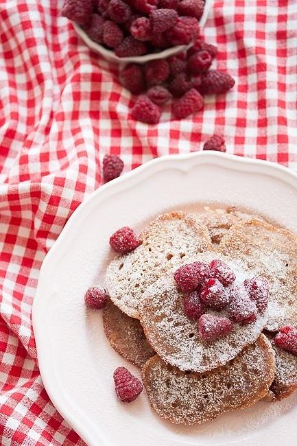 Almond pancakes without gluten with raspberries