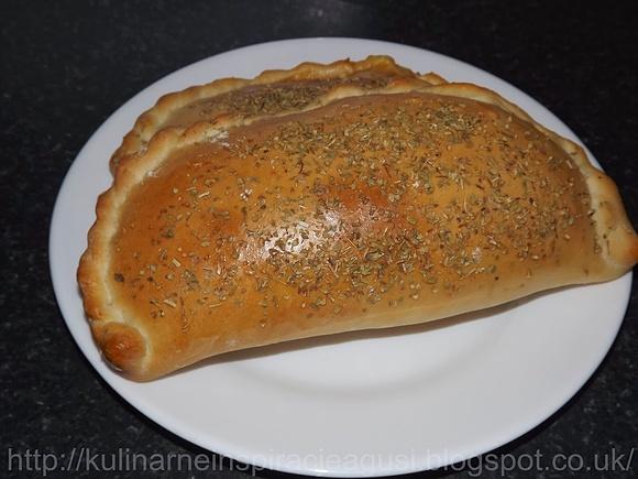 Calzone z pieczarkami szynką i serem