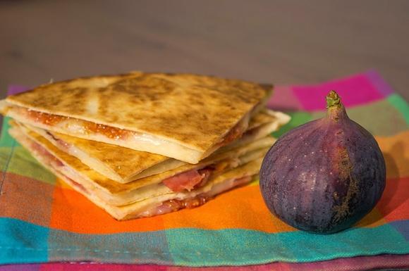 Questadille z figą, serem kozim i szynką parmeńską