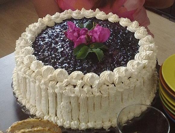 Urodzinowy tort śmietankowy