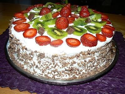 Lekki tort czekoladowo-truskawkowy