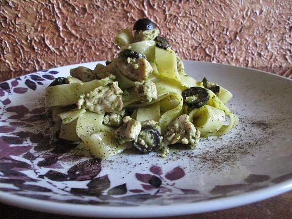 Pesto bazyliowe z kurczakiem i oliwkami