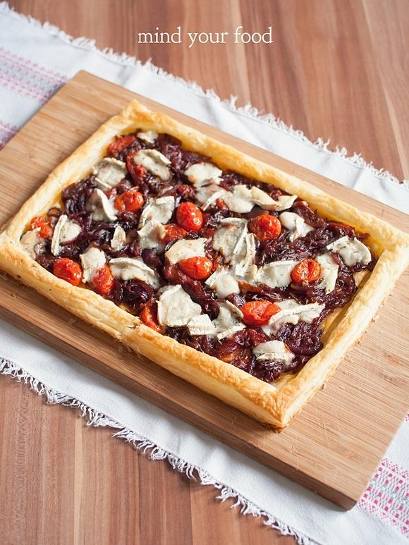 Tarta z karmelizowaną cebulą, pomidorami i kozim serem
