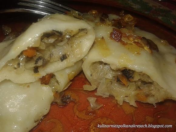 Pierogi z kapustą kiszoną i suszonymi grzybami