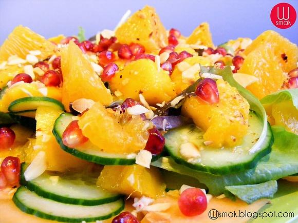 Słodko-kwaśna sałatka z mango i ogórkiem