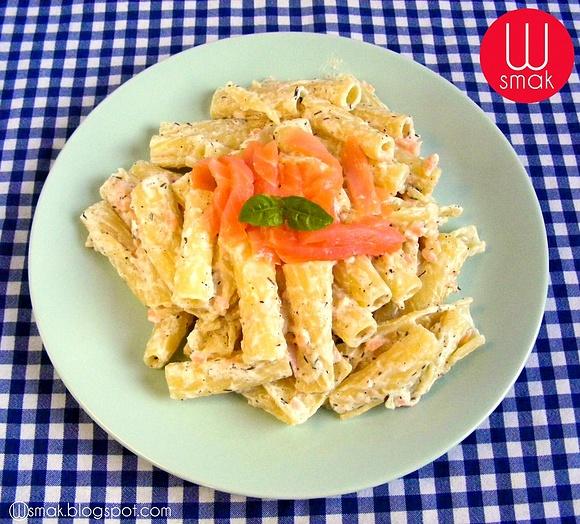 Makaron rigatoni z łososiem w śmietanie