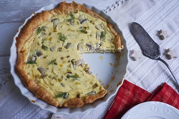 Tarta śledziowa na cieście francuskim z porami i masą śmietanowo-jajeczną