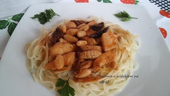 Spaghetti z kurczakiem, suszonymi pomidorami i fasolką