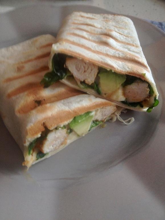 Burrito z kurczakiem, awokado i serem do obiadu lub kolacji