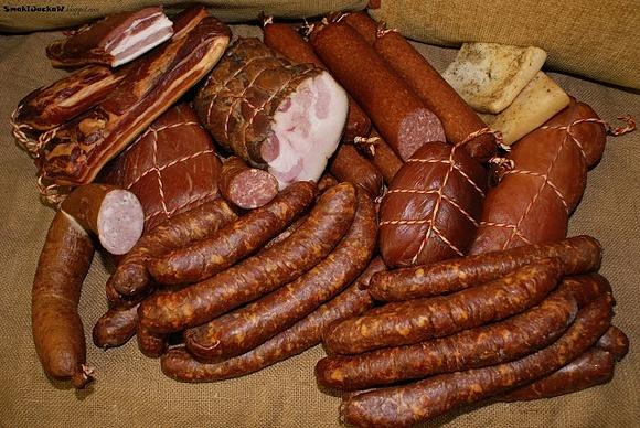 Wędliny wędzone: kiełbasa Polska, boczek surowy, słonina, podgardle, szynka, polędwica