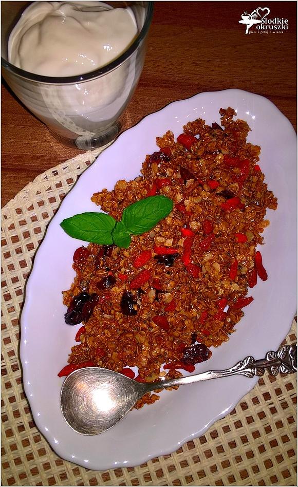 Domowa granola z melasą i jagodami Goji