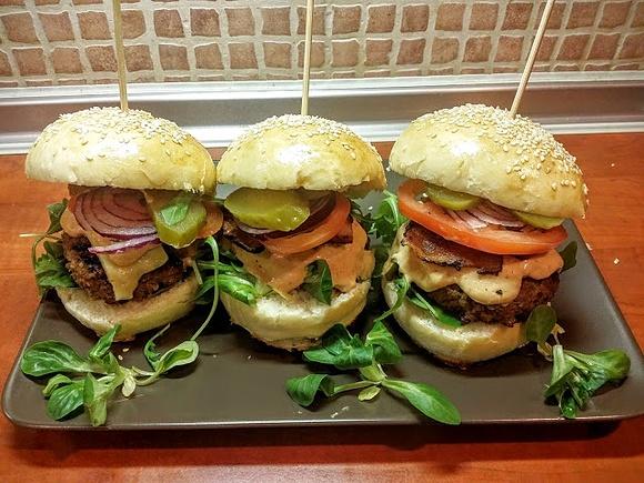 Całkowicie domowe hamburgery
