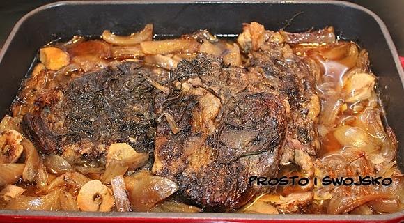 Antrykot wołowy pieczony wolno z cebulą i czosnkiem