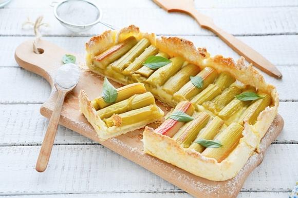 Tarta z rabarbarem i kremem