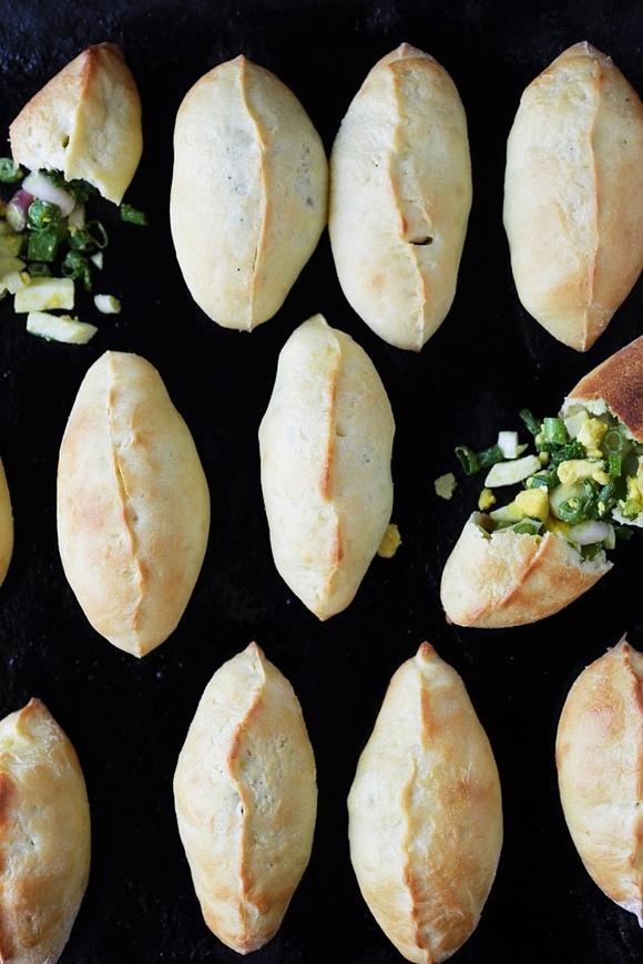 Mini calzone z jajkami i dymką