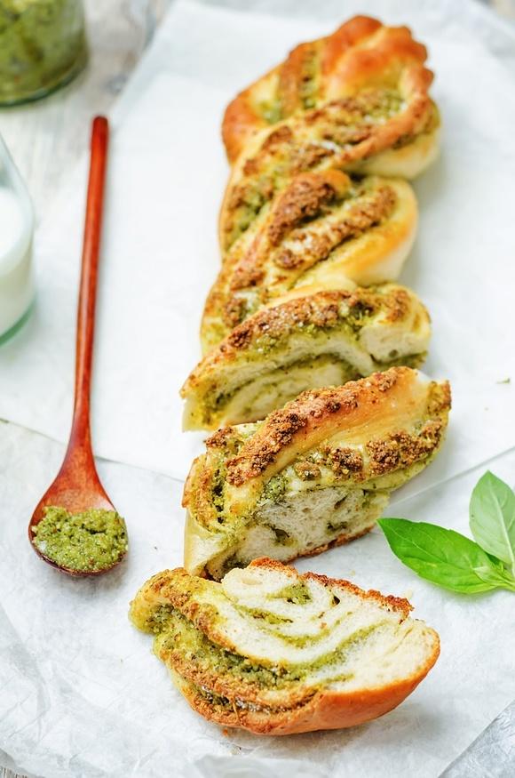 Pleciony chlebek z bazyliowym pesto