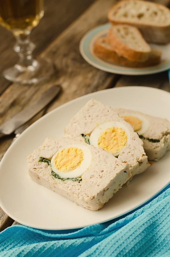 Pieczeń z mielonej piersi indyka z jajkiem
