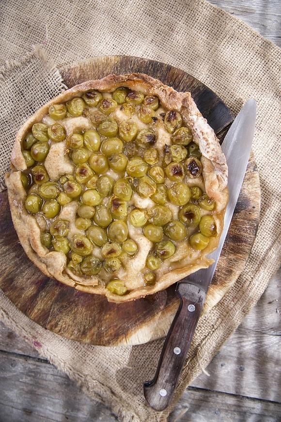 Słodka pizza z białymi winogronami i miodem