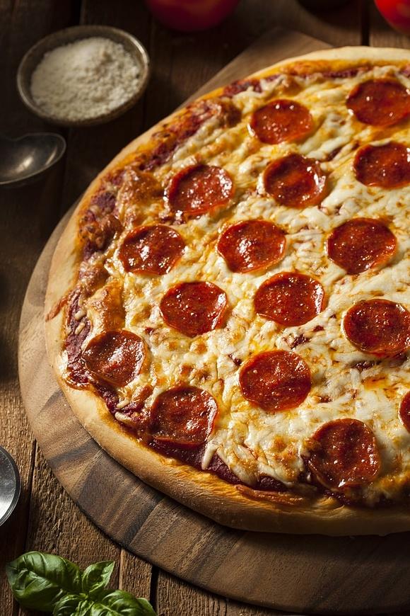 Domowa pizza pepperoni