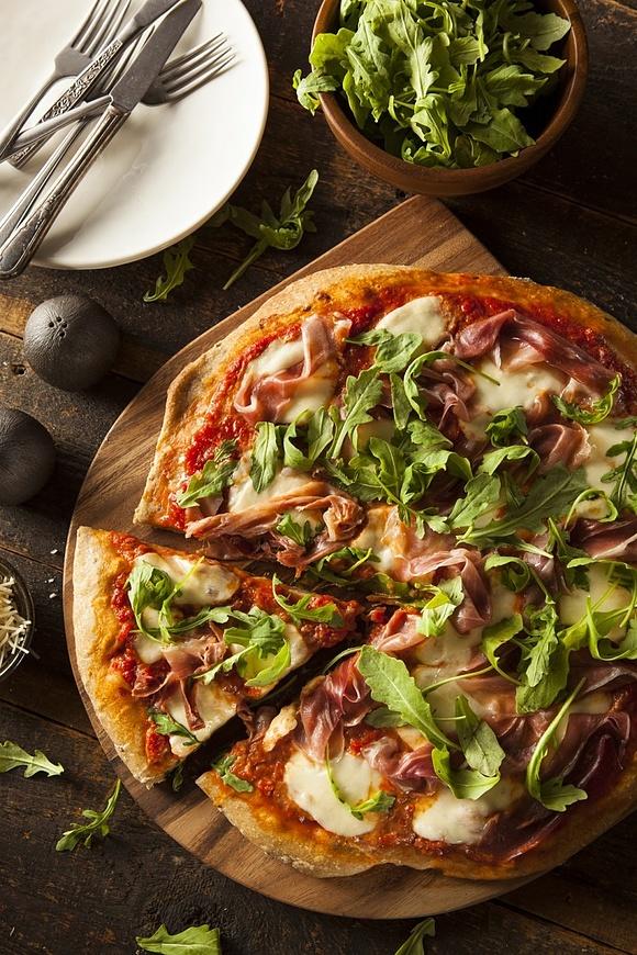 Pizza z szynką parmeńską i rukolą
