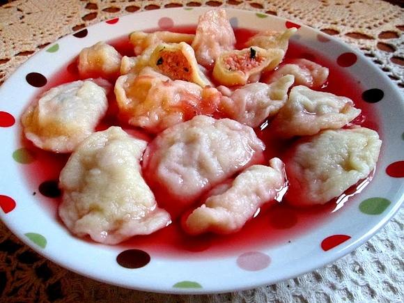 Pierożki z białej kiełbasy w barszczu na kwasie z kiszonej kapusty