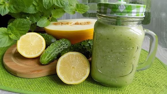 Oczyszczający koktajl ogórkowo-melonowy z miętą
