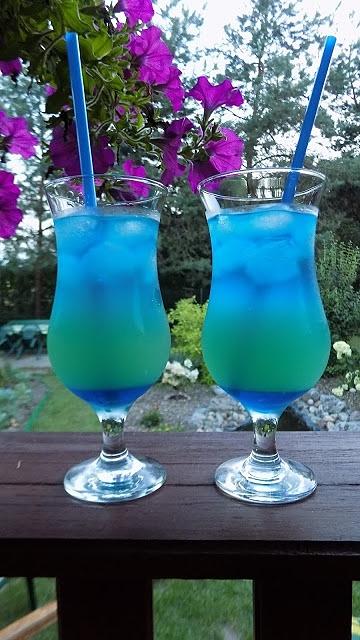 Błękitna laguna koktajl z blue curacao i sokiem ananasowym