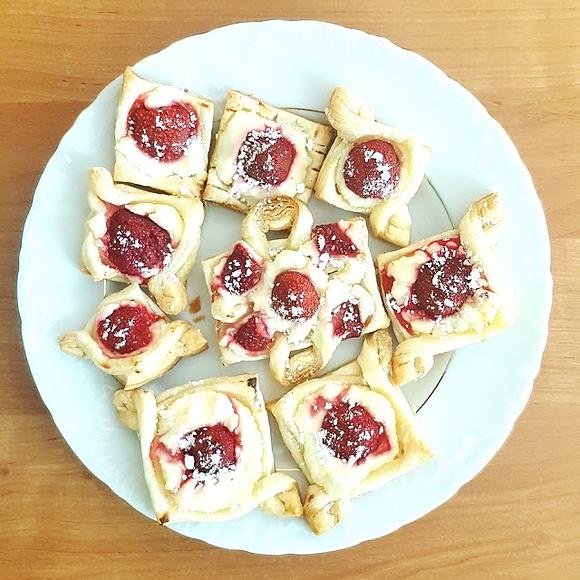 Ciasteczka z truskawkami z ciasta francuskiego