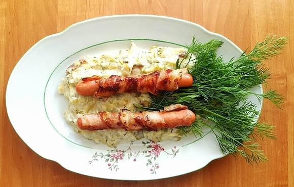 Młoda kapusta z koperkiem i grillowanymi parówkami