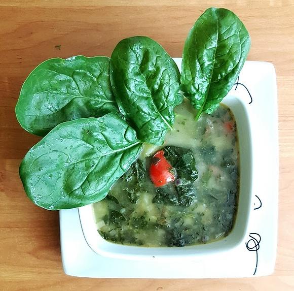 Zupa ziemniaczano-szpinakowa z jogurtem i chrzanem