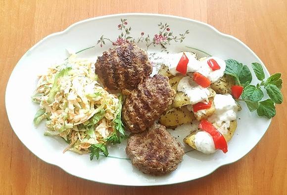 Burgery wołowe na grillu z ziemniakami pieczonymi i surówką