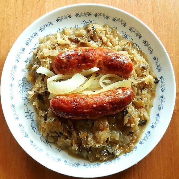 Pieczona biała kiełbasa z duszoną kapustą w piwie