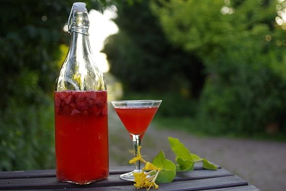 Lemoniada truskawkowa z kefirem wodnym - orzeźwiający napój probiotyczny