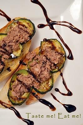 Szybkie grzanki z tuńczykiem i grillowaną cukinią